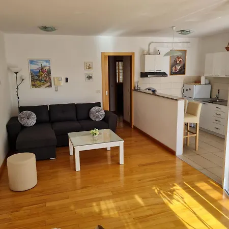 White Towers Residences No. 8 公寓