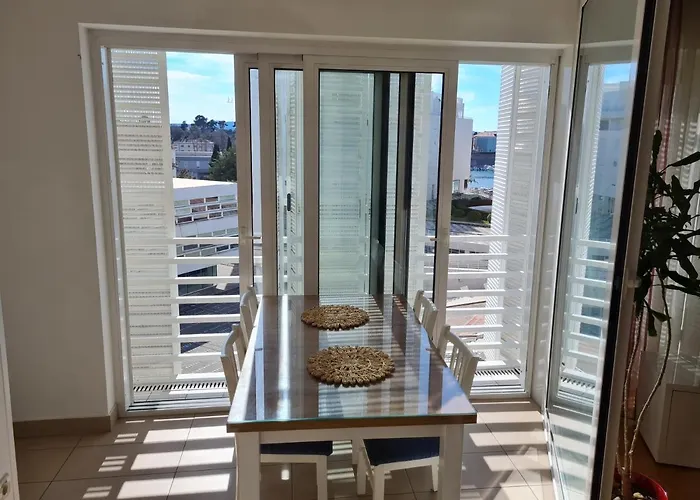 White Towers Residences No. 8 公寓 *